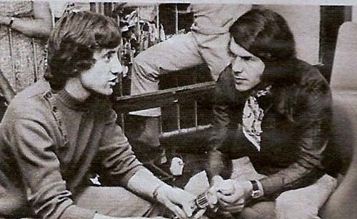 CELUI DE GAUCHE  ARRIVE !